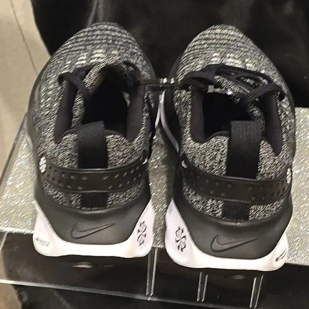 Nike Women's Black and Gray Knit Athletic Running Shoes